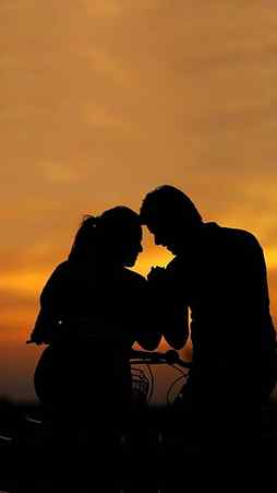 Couple Sitting On Beach During Sunset, Couple On Beach, Silhouette Couple On Beach, Couple Looking At Each Other, Couple In Love, Romantic Couple, Couple Enjoying Sunset, Silhouette Couple, Silhouette, Dark, Shadow, Black, couples sitting HD wallpaper