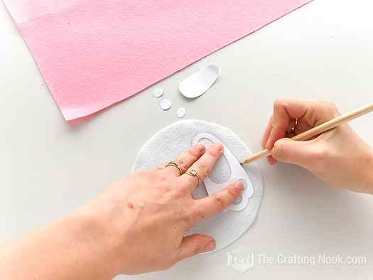 tracing the paw onto the white felt