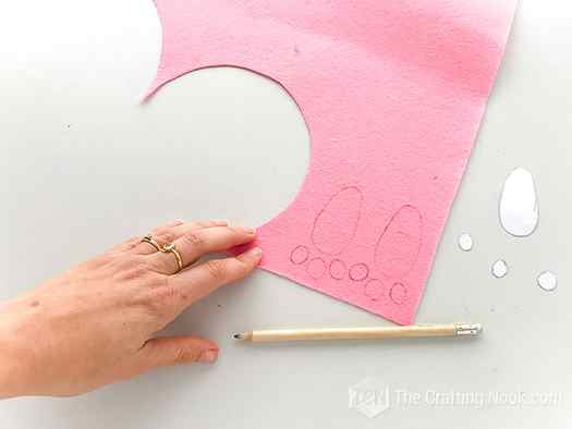 inner paw pieces traced onto the pink felt