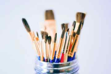 different types of brushes for painting
