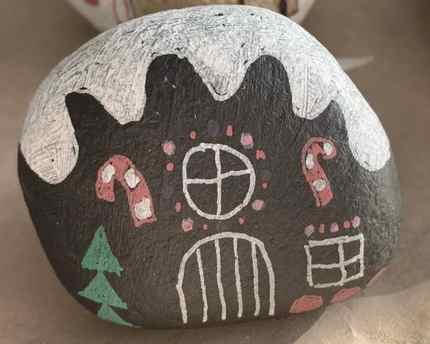 Tutorial on how to make a Christmas gingerbread painted rock.