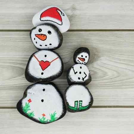 step by step tutorial makes this Christmas painted rocks easy