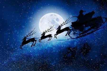 Санта Клаус Санях Северными Оленями Ночном Звездном Небе Полной Луной — стоковое фото