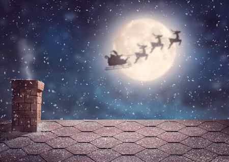 Санта Клаус летит в санях — стоковое фото