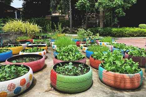 Patterned tire planters