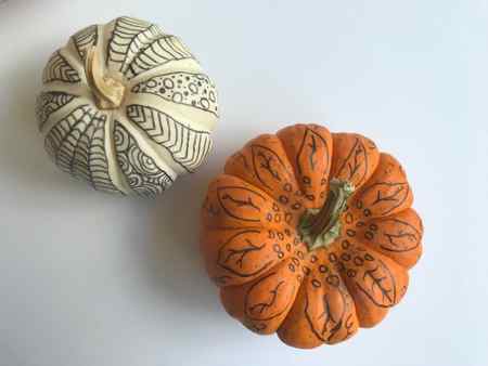 How to Decorate Pumpkins with Markers : Simple Fall DIY