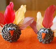 DIY Pinecone Turkey with feathers