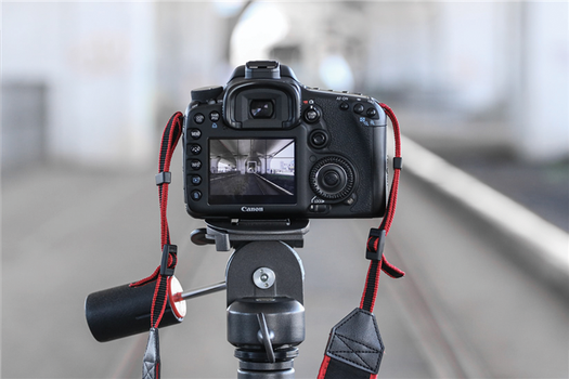 Selective focus photo of black Canon DSLR camera on tripod | Photo: Alexandra G. STRAVRICA via Unsplash 