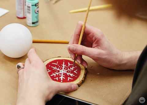 DIY ornament ideas: Hand painting wood rounds 