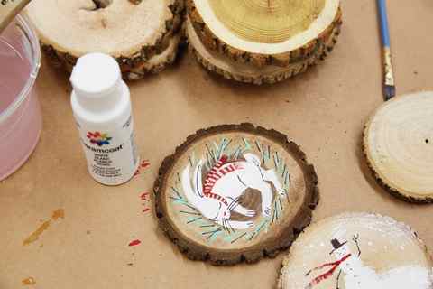 DIY ornament ideas: Hand-painted bunny and snowman on wood rounds 